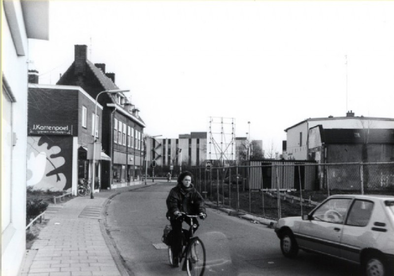 Van Lochemstraat 2-8 Richting Oldenzaalsestraat met links meubelzaak Kattenpoel 1991.jpg