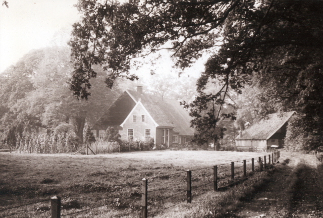 Horsterveldweg. Toestand voor het tot stand komen van het bestemmingsplan Stroinkslanden boerderij Het Stroink. 1974.jpeg