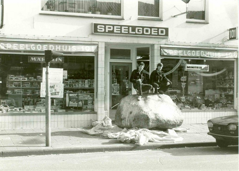 Kuipersdijk 101 dikke steen van Pathmos als ludieke actie geplaatst voor de winkel van de stadsprins, speelgoedhuis  feb 1980 (2).jpg