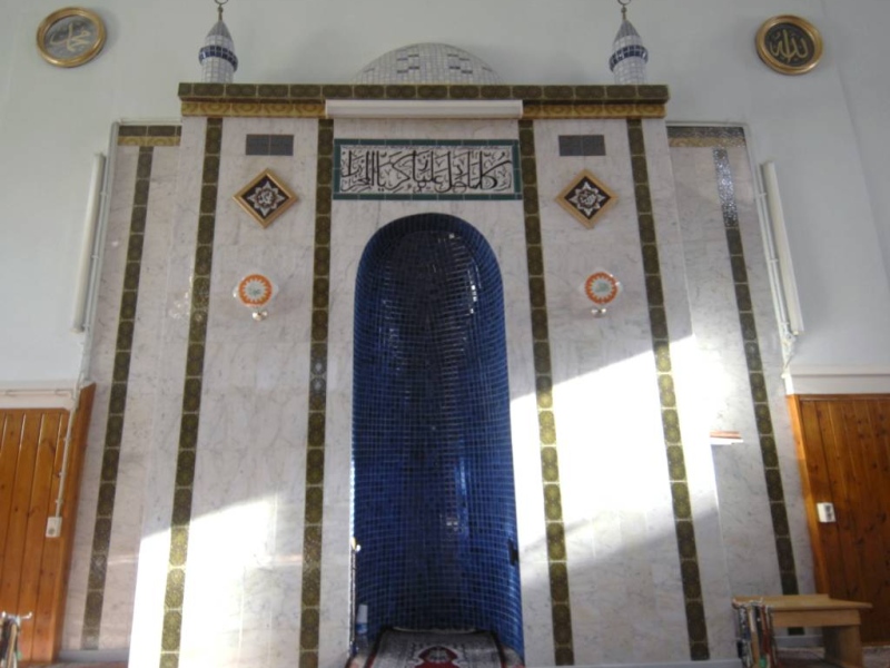 De mihrab, een versierde nis in de muur van de gebedszaal, die de gebedsrichting aangeeft De mihrab, een versierde nis in de muur van de gebedszaal, die de gebedsrichting aangeeft