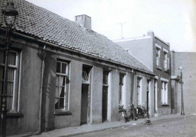 Zwanensteeg 15 Laatste huis links van J.L. Wisseborn zijstraat Minkmaatstraat. 1954.jpg