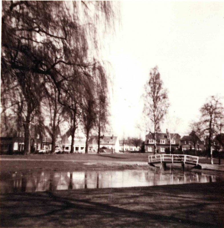 ´Eendenparkje´Thomas Ainsworthpark, Met vijver en brug, Pathmossingel op achtergrond. 1935.jpg