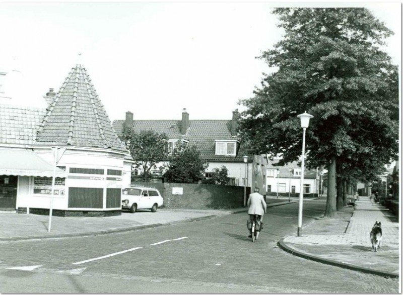 Pathmossingel. Kruising Sterkerstraat. De Spar  27 augustus 1977.jpg