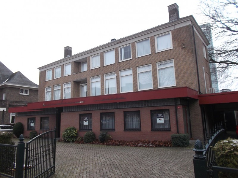 M.H. Tromplaan  uitvaartcentrum Vredehof.JPG