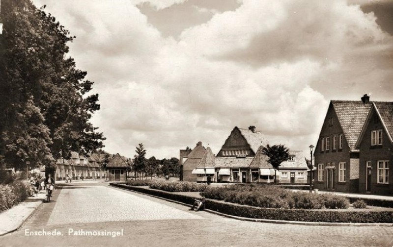 Pathmossingel 106-108 hoek Sterkerstraat bij eendenparkje.jpg