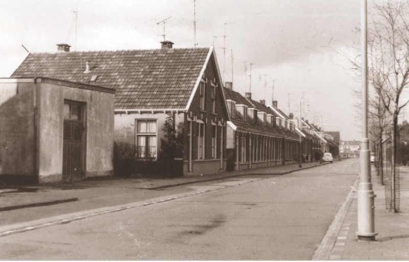 Nieuw Frieslandstraat 43 winkeltje van de familie Diteweg gezien vanaf de Gronausestraat 1967.jpg