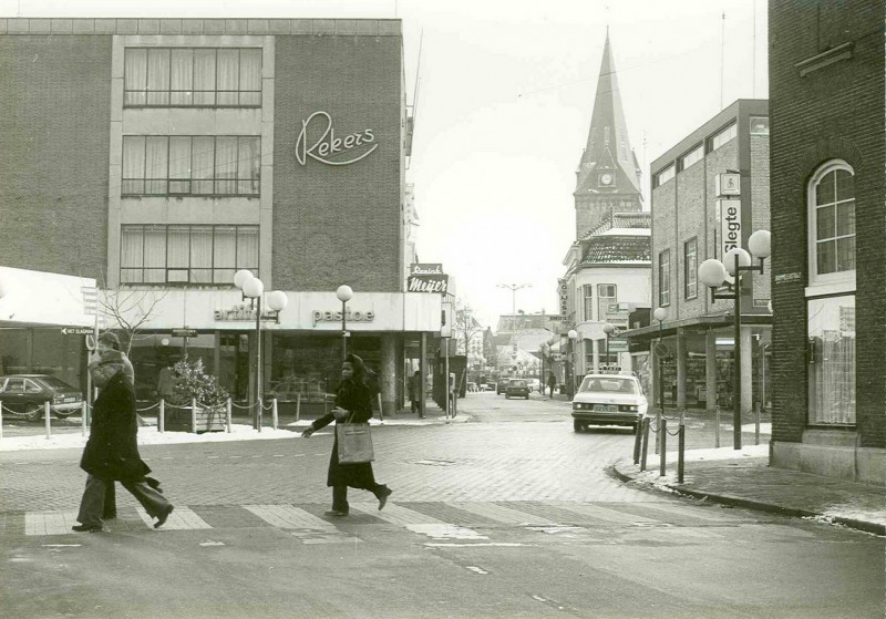 Marktstraat 12 vanaf Brammelerstraat jan, 1979 winkelpand Rekers meubelen. De Slegte. Meijer. Resink.jpg