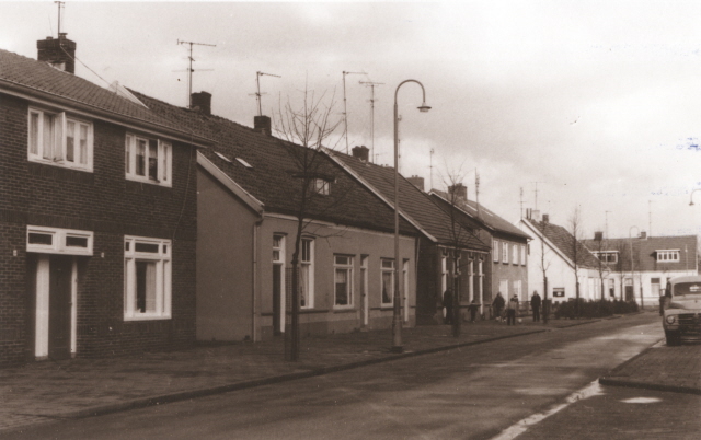 Gagelstraat woningen langs noordelijke straatwand gezien vanaf de Veldstraat 1967.jpeg