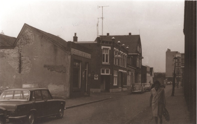 Koningstraat 48 Voorzijde woningen, bedrijf J. Brinkman en café 1967.jpg
