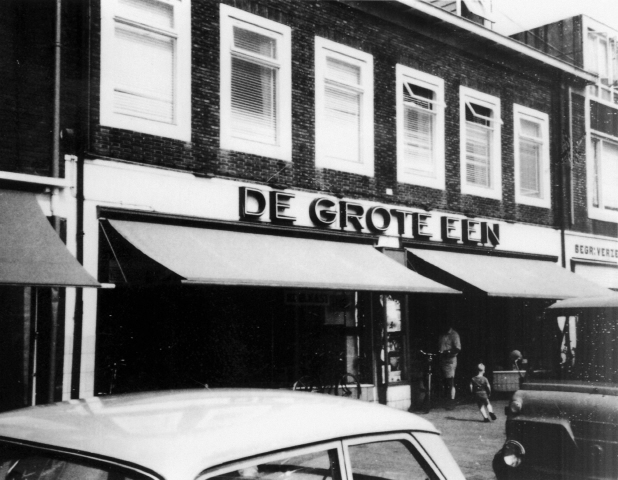 Haaksbergerstraat 296 Winkel De Grote Een witgoed en huishoudelijke apparatuur. Daarnaast het kantoor van begrafenis- en uitvaartondernemer 1969.jpeg