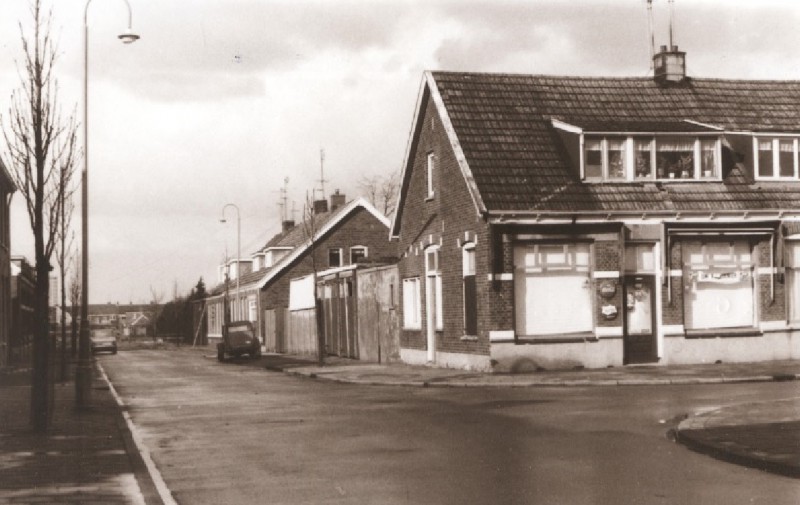 Veldstraat  hoek met de Gagelstraat, gezien vanaf de Gronausestraat 1967.jpg