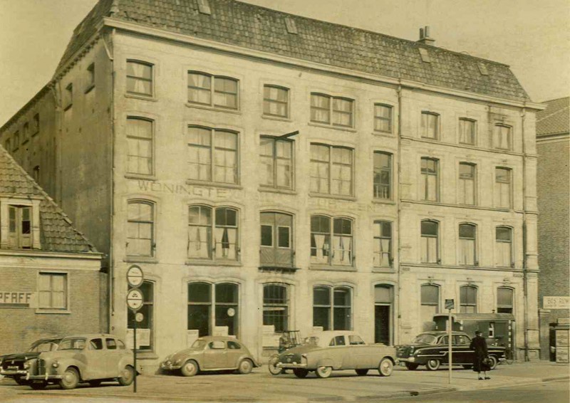 Windbrugplein 12 later van Loenshof 12 Pfaff. pakhuis Jannink later Woningtextiel AGIM rechts fietsenstalling Bos 1950.jpg