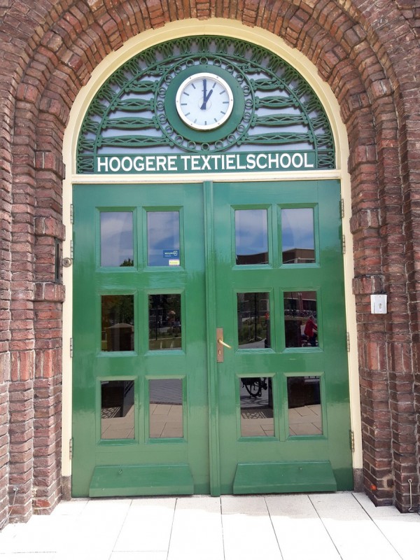 Ariensplein 3 ingang vroegere Hoogere Textielschool nu De Maere ROC van Twente.jpg