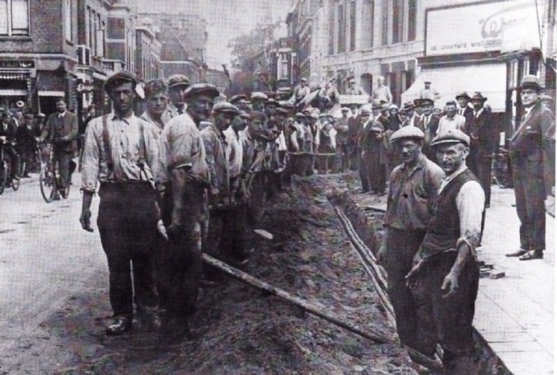 Haaksbergerstraat 23-25 hoek Beltstraat Woudstra. kabelleggers. midden dertiger jaren.jpg