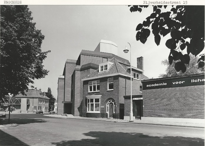 Nijverheidstraat 15 Woonhuis tussen nieuwbouw, o.a. Academie voor lichamelijke opvoeding 8-5-1980.jpg