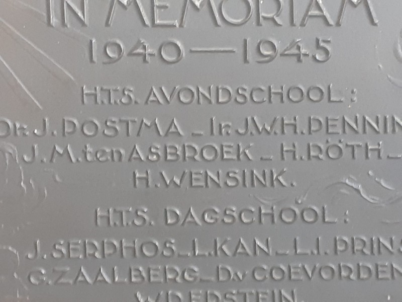 Ariensplein 3 gedenkplaat oorlog 1940-1945 in trappenhuis vroegere Hogere Textielschool.jpg