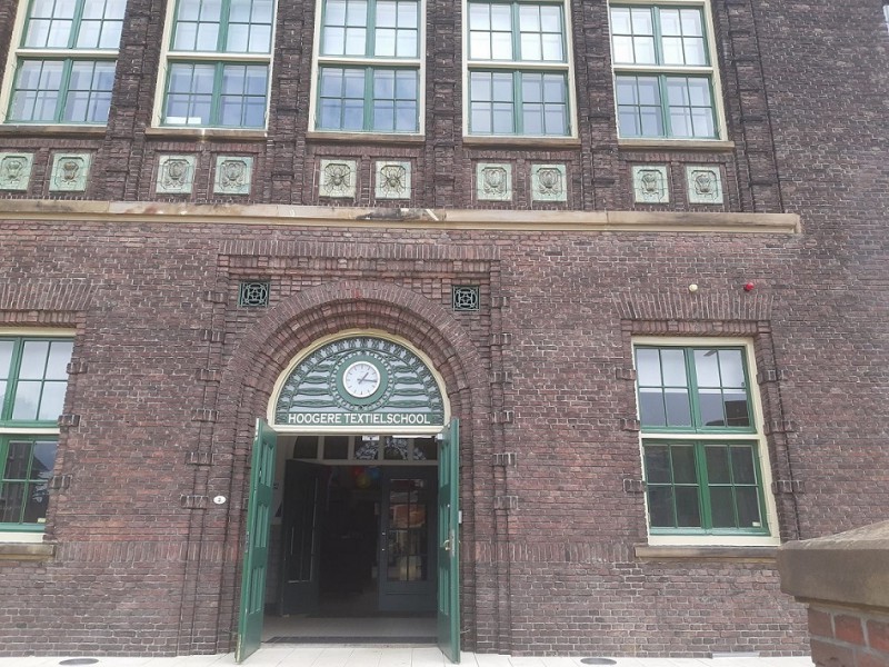 Ariensplein 3 ingang vroegere Hogere Textielschool.jpg