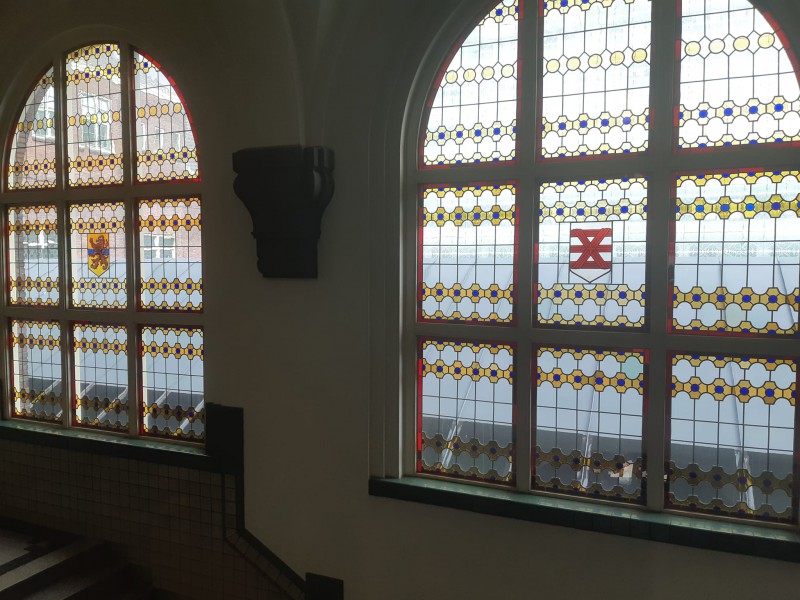 Ariensplein 3 interieur vroegere Hogere Textielschool met stadswapen Enschede in glas in loodramen.jpg