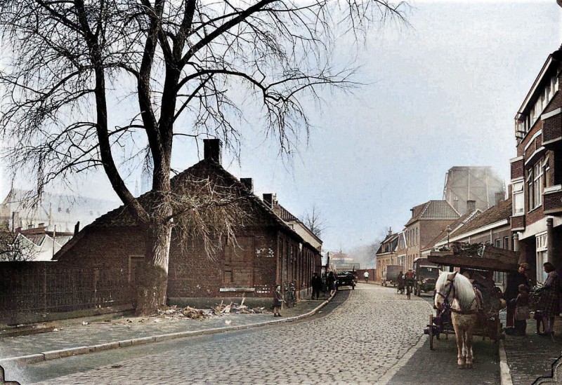 Molenstraat 56-66 rechts en 41-55 krotwoningen links.jpg