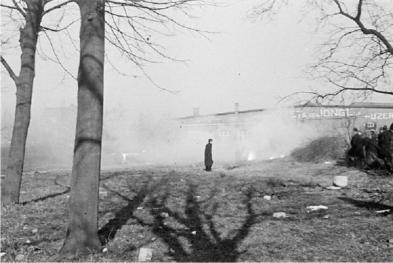 Blekerstraat 160-178 schade bij de ijzerstavenfabriek van Van der Vliet & de Jonge na het bombardement door Amerikanen 22-2-1944.jpg