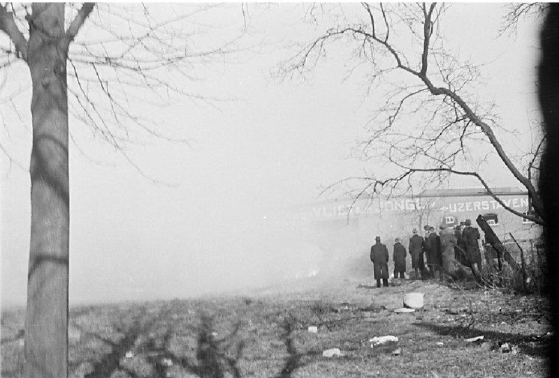 Blekerstraat 178 schade bij de ijzerstavenfabriek van Van der Vliet & de Jonge na het bombardement door Amerikanen 22-2-1944 (.jpg
