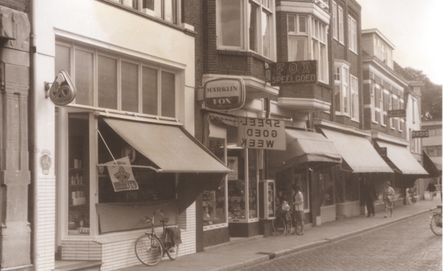 Haaksbergerstraat 13-15-17-19 Winkels met o.a. bakkerij FOX Speelgoedwinkel, kledingwinkel De Modehoek en radiospeciaalzaak 1967.jpeg
