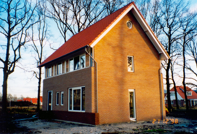 Moeraskerslaan. Woning in aanbouw in de Vinexwijk Eschmarke, deel Eekmaat-West. Uitvoerend aannemer is Bouwbedrijf Assink. 21-12-1998.jpeg