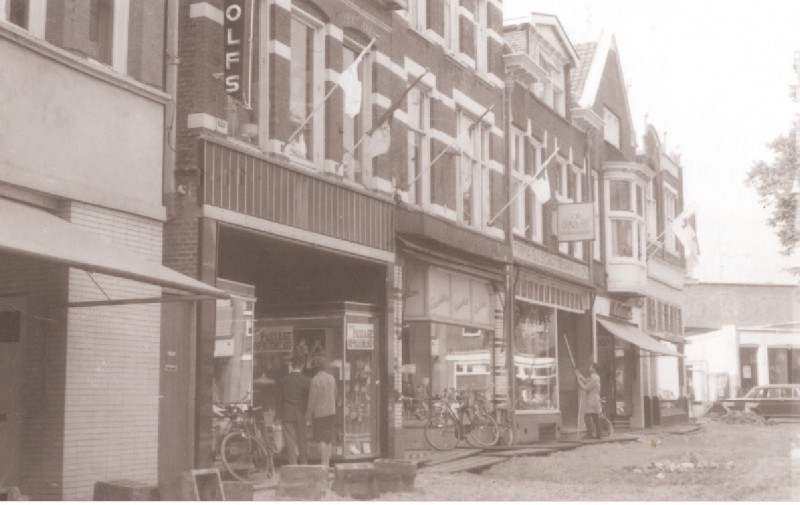 Burgemeesterstraat 9-17 Winkelpanden, o.a. firma's Adolfs, G.J. Schuttelaar Technische Artikelen en Leferink 1967.jpg