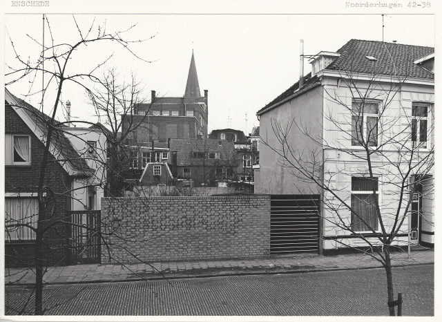 Noorderhagen 38-42 Tussen de huizen Concordia en daarachter de toren van de Grote Kerk op de Oude Markt 22-1-1981.jpeg
