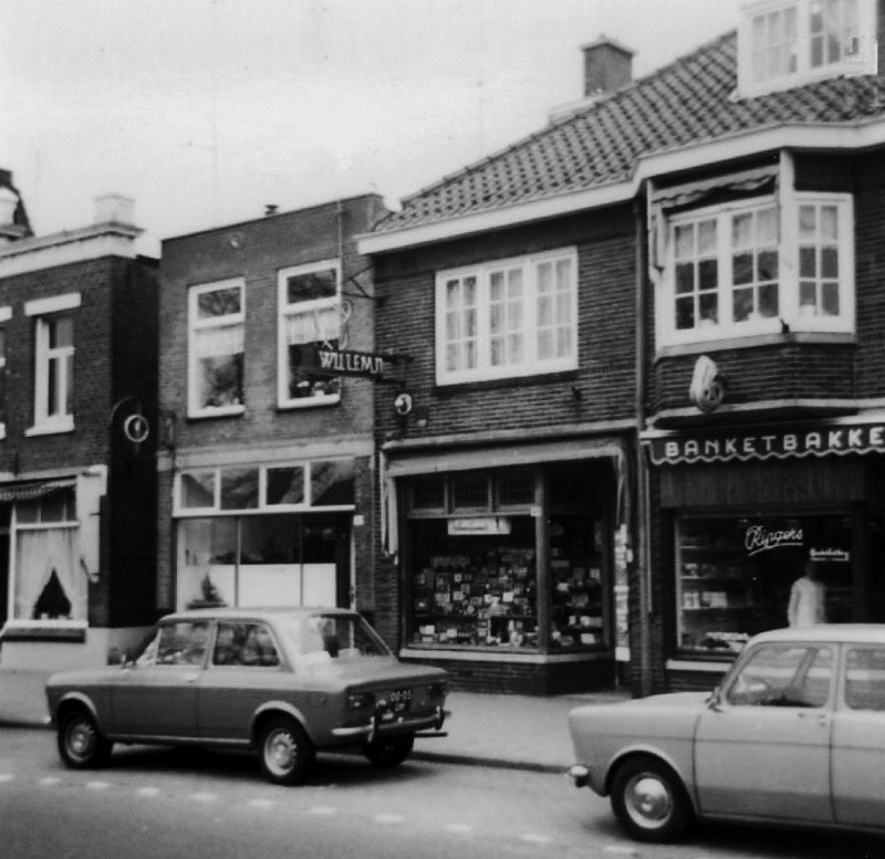 Hengelosestraat 184-186-188 o.a. BanketbakkerijWinkel en Fa.van het Reve sigarenmagazijn 1976.jpg