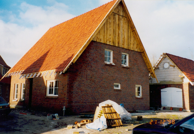 Vespuccistraat Een in aanbouw zijnde vrijstaande woning (type boerderijwoning) in de Vinexwijk Eschmarke 21-12-1998.jpeg