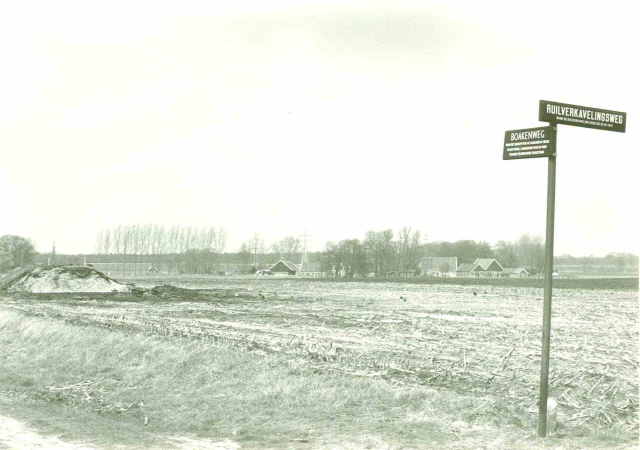 Boakenweg straatnaambord Kruising Ruilverkavelingsweg; Usseleres. foto april 1983.jpeg