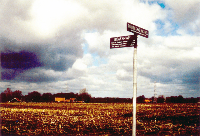Boakenweg Usseler Es nabij het dorp Usselo met straatnamenbord op de kruising met de Ruilverkavelingsweg. 1991.jpeg