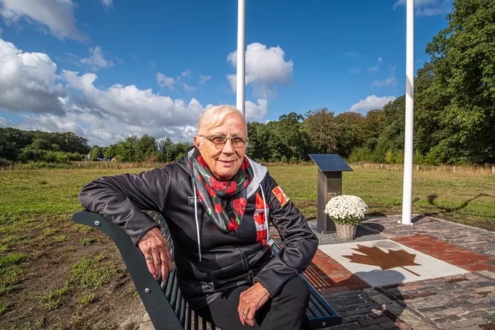 Kwinkelerweg Boekelo oorlogsmonument neergestorte Candese vliegtuig Halifax. Sherry Horne bezoekt plek waar haar vader in de oorlog samen met vier anderen in een Halifax-bommenwerper om het leven kwam. 19-9-2022.jpg