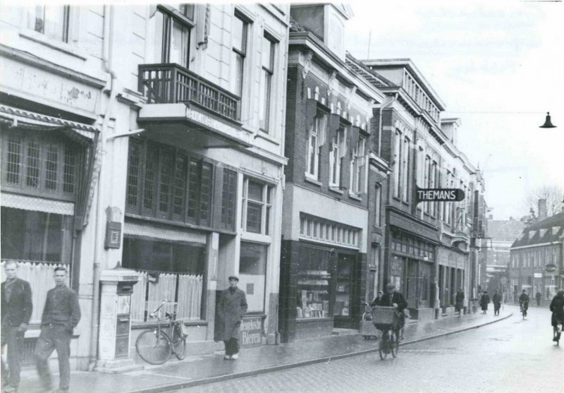 Gronausestraat 7-9 vanaf hotel restaurant De Kalanderij richting Veenstraat. feb. 1944. winkel Themans.jpg