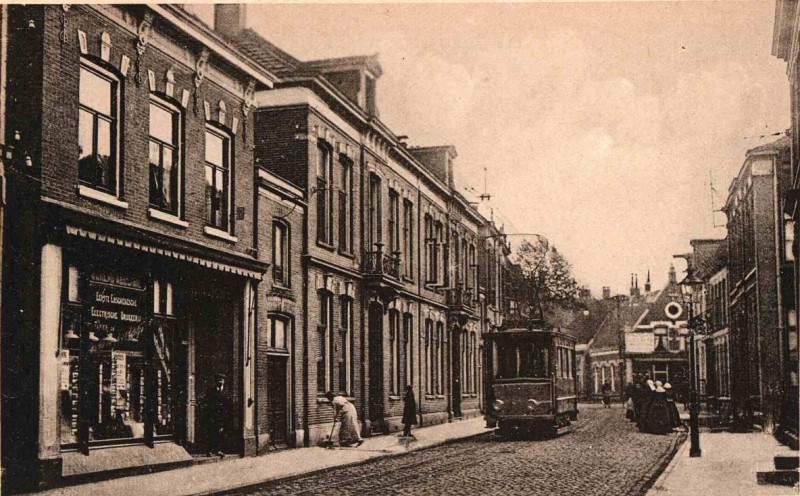 Gronausestraat 5-7  T.h.v. De Klomp richting Veenstraat met tram. Links de eerste enschedese elektrische bakkerij. 1920.jpg