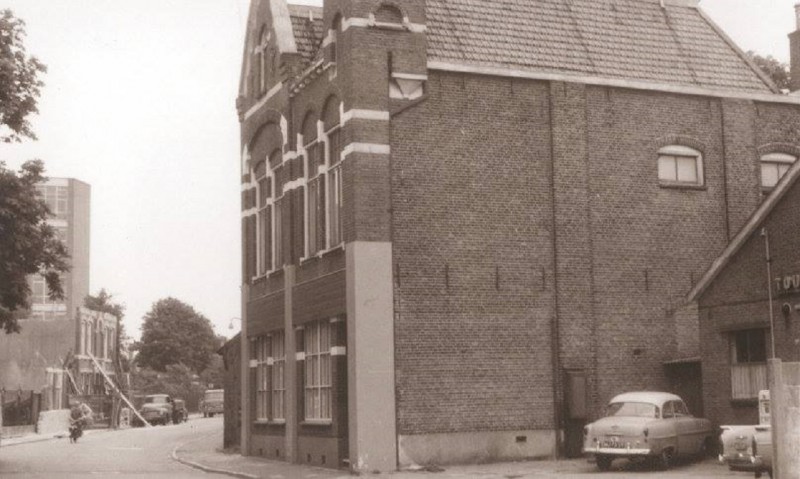 Emmastraat 85-87 en gedeeltelijk pand Touringcarbedrijf Zinger op nr. 91 rechts.jpg