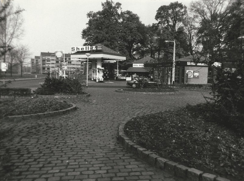 IJsselstraat 50 Tankstation van Shell bij Winkelcentrum Deppenbroek.jpg