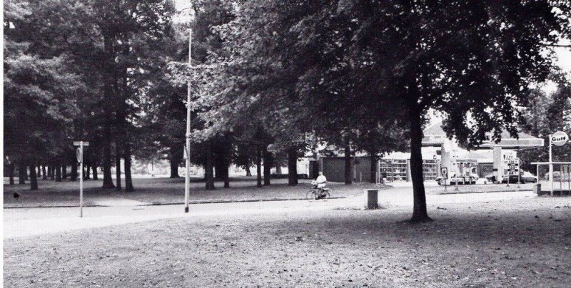 IJsselstraat 50 Wijk Deppenbroek, met rechts een garage annex tankstation 1986.jpg