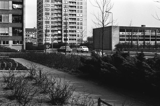 Waalstraat flat en gymzaal van de Sellenraadschool.jpg