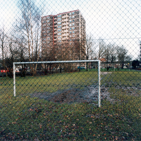 Dommelstraat torenflat gezien vanaf de Waalstraat kijkend over een voetbalveld nabij de Europaschool.jpeg