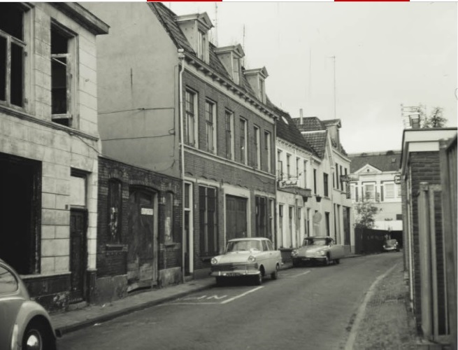 Walstraat 61, 63, 65, 67, 69 Gezien richting Marktstraat vanaf het midden. 13-11-1970.jpg