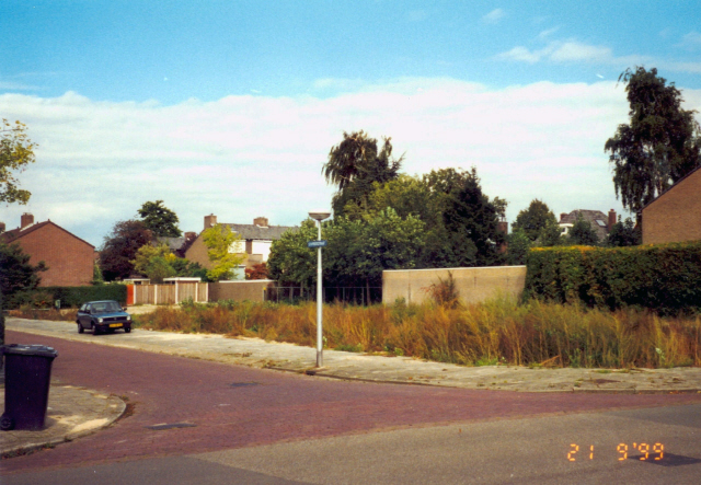 Schipbeekstraat Braakliggend bouwterrein in de wijk Deppenbroek gezien vanaf de Rijnstraat 21-9-1999.jpeg