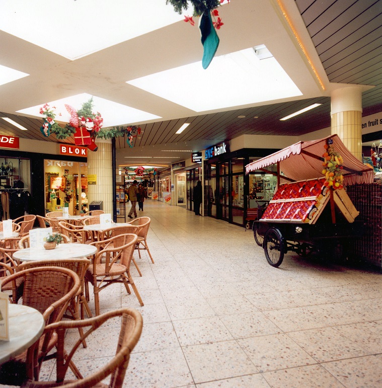 Rijnstraat Interieurfoto van winkelcentrum Deppenbroek met o.a. Blokker en SNS Bank hier het overdekte centrum 1985.jpg