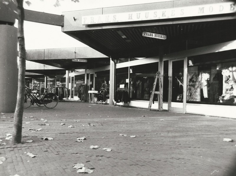 Rijnstraat Zicht op gedeelte van het Winkelcentrum Deppenbroek met o.a. Frans Huuskes Mode.jpg