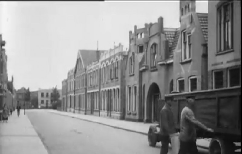 Vuilniswagen in onbekende straat.JPG