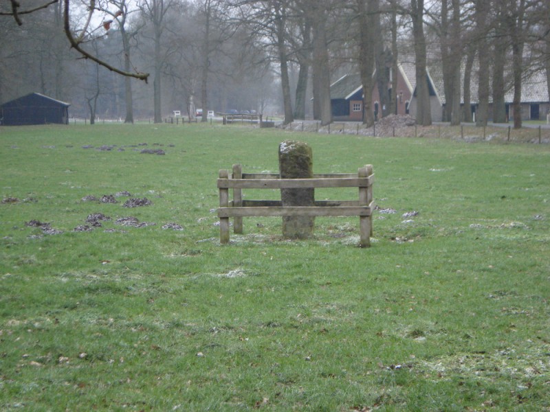 Oude Haaksbergerdijk 310 bij Leppeweg Leppenpaal of Leppinkpaal.Grenspaal tussen marke Buurse en Usselo. Tegenwoordig Lonneker-Haaksbergen.JPG