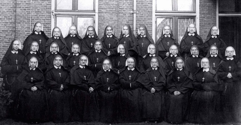 Noorderhagen 25 In het Larinksticht woonden in de tweede helft van de jaren dertig 29 nonnen , Het erendeel was kleuterleidster.jpg