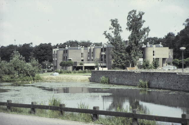 De Hems 10 Campus Drienerlo van Technische Hogeschool Twente (T.H.T.), met de Bastille. jaren 1970.jpeg