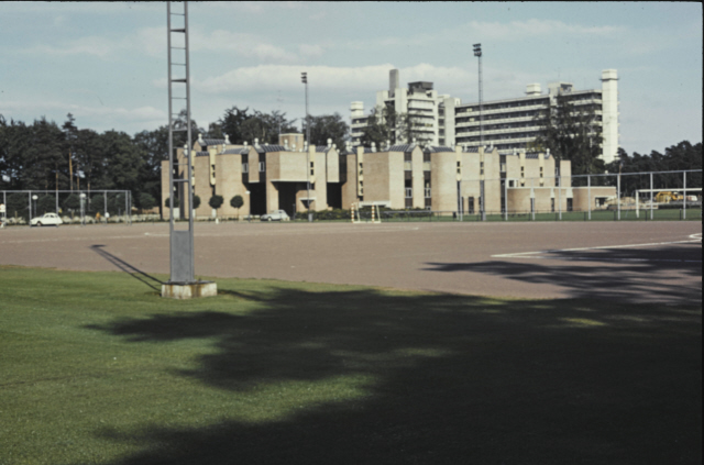 De Hems 10 Campus Drienerlo van Technische Hogeschool Twente (T.H.T.), met sportvelden en Bastille jaren 1970.jpeg